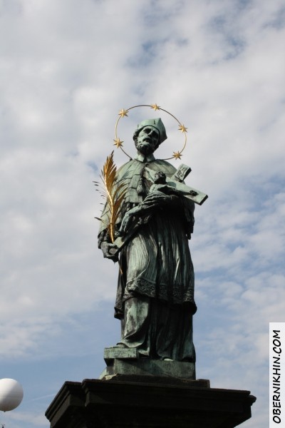 Знаменитые фигурки на Карловом мосту