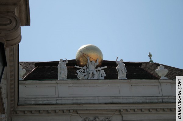 Скульптура на дворце