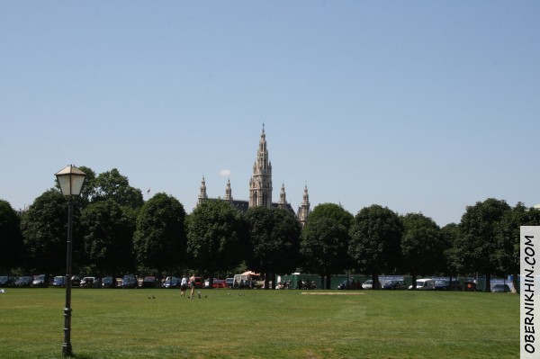 Лужайка перед Императорским дворцом