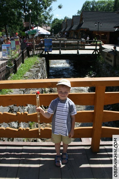 Сашка на фоне руки в Закопане Сашка на фоне руки в Закопане