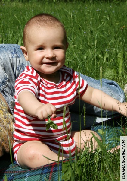 Наконец-то дали травку потрогать :)