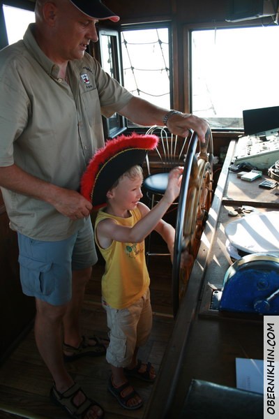 За штурвалом!