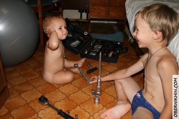 Мальчики с игрушками