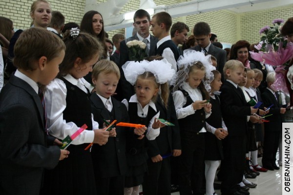 Рассматривают подарки