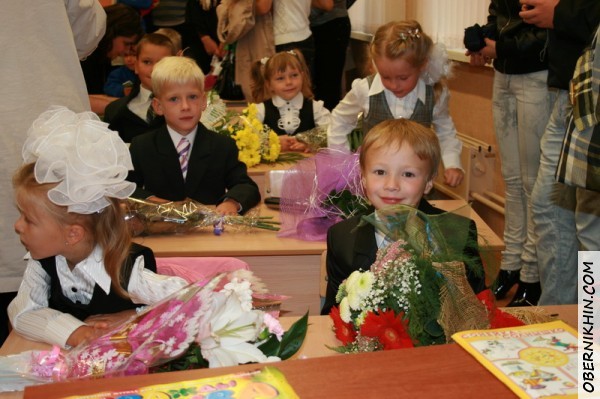 Саша за партой