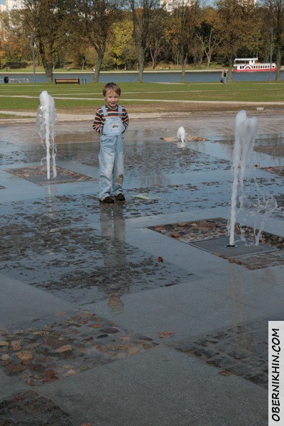 Сашка среди фонтана