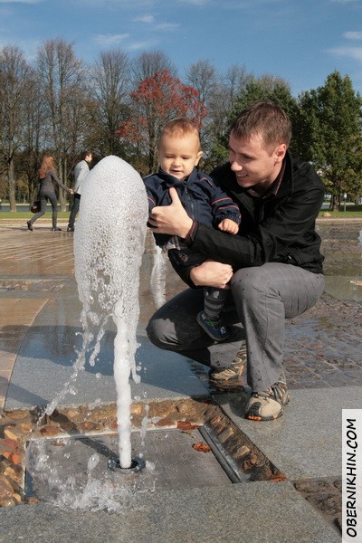 Петя с папой и поднимающийся фонтан