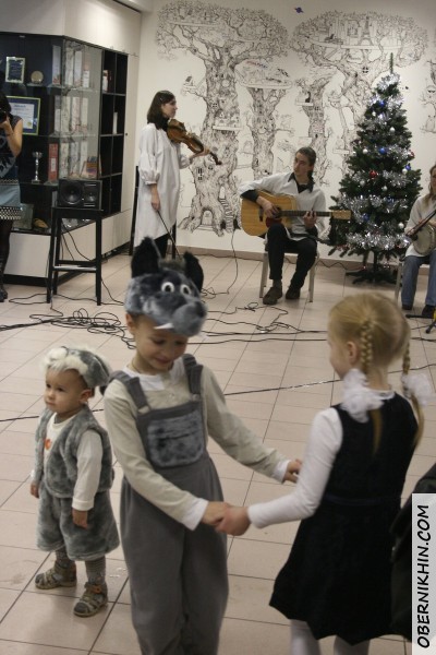 Сашка танцует