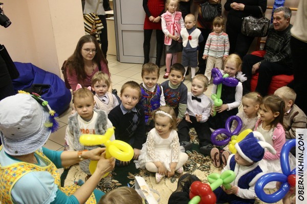 Петя учится вязать шарики :)