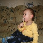 Так Петруша кушает индюшачью ножку