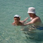 Петя учится плавать