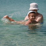 Петя учится плавать