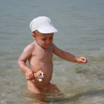 Купает собачку