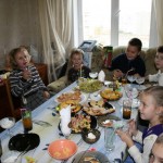 За столом :)!