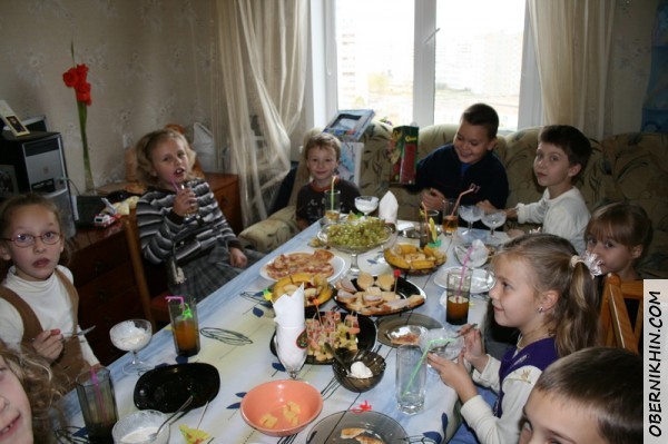 За столом :)!