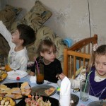 За столом :)!