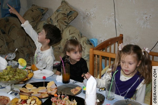 За столом :)!