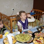 За столом :)!