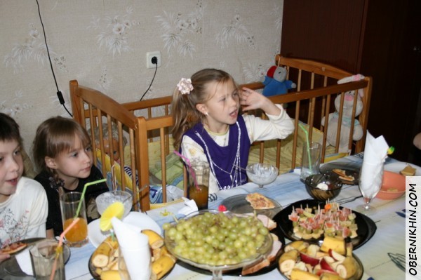 За столом :)!