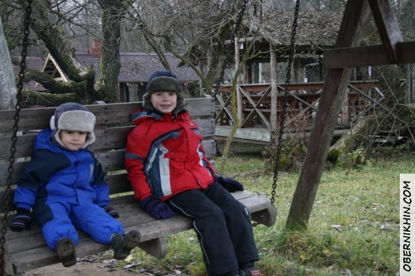 На детской площадке