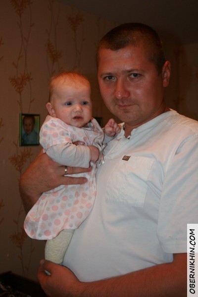 Полинка-крошка на руках Дениса:) Полинка-крошка на руках Дениса:)