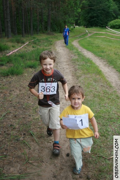 Петя участвует, а Саша за компанию :)