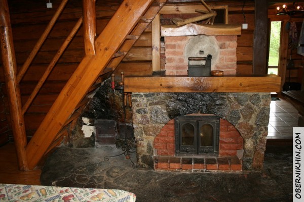 камин, а слева топка для бани