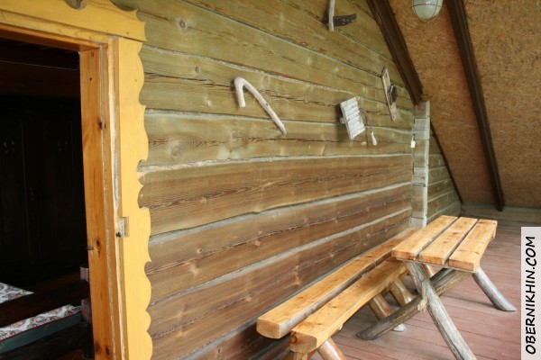 скамейка и стол на балконе из нашей комнаты