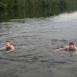 Андрей и Игорь после бани плавают