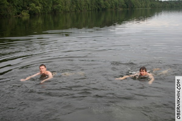 Андрей и Игорь после бани плавают