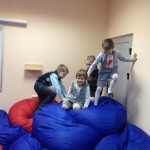 Петька балдеет на креслах :)