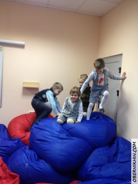 Петька балдеет на креслах :)