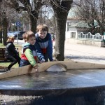 Петька лезет в фонтан :)