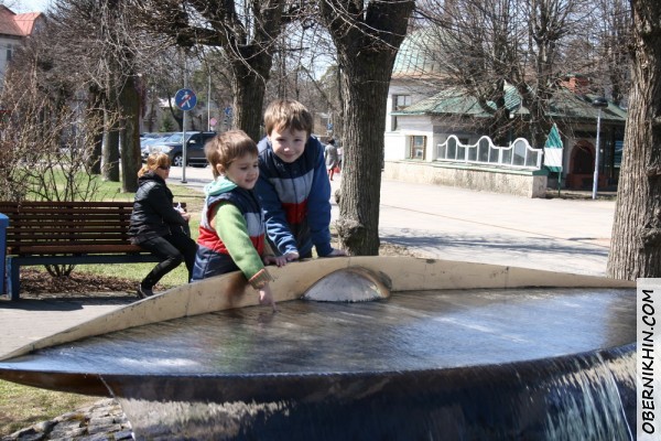 Петька лезет в фонтан :)