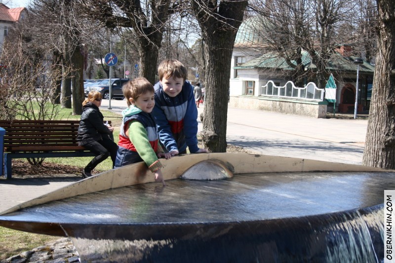 Петька лезет в фонтан :)