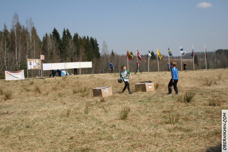 Сашка после финиша играет в футбол