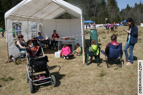 Петька играет