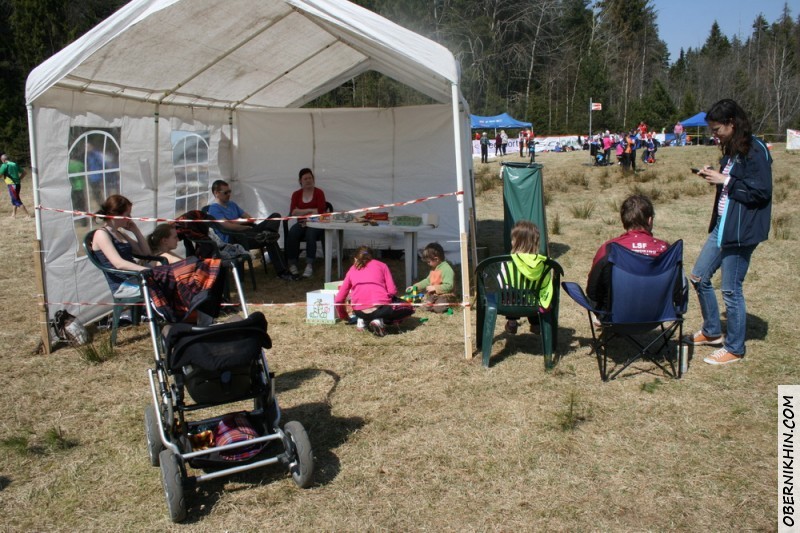 Петька играет