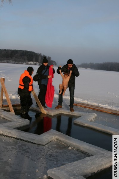 Петька окунается :)