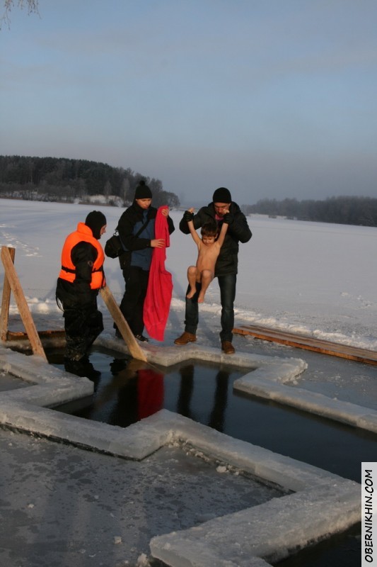 Петька окунается :)