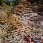 с обратной стороны пляжа отвесная скала