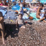 не в песок, так в камушки зарыться