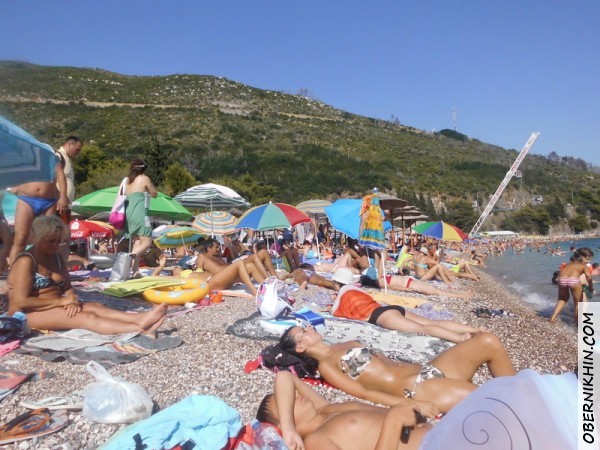 пляж с камнями