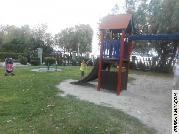 На детской площадке