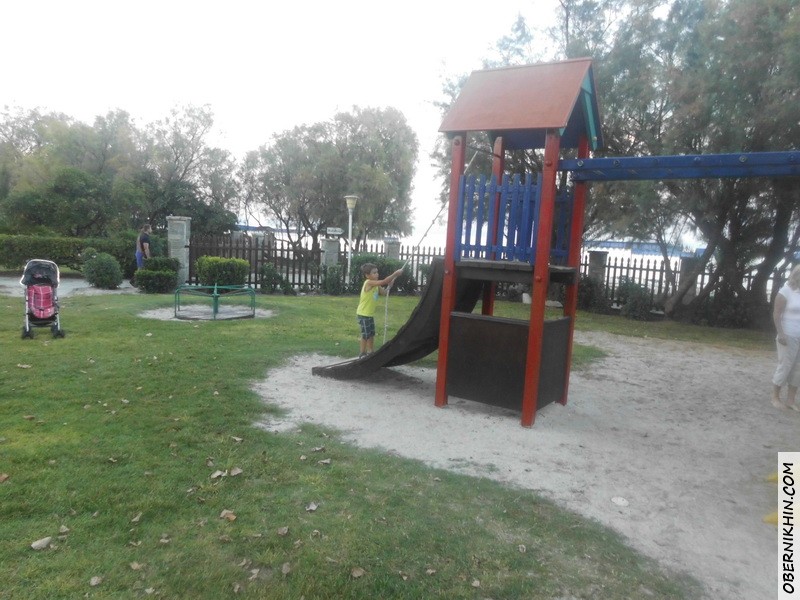 На детской площадке