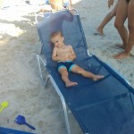 загорает на шезлонге