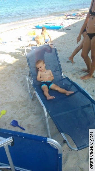 загорает на шезлонге