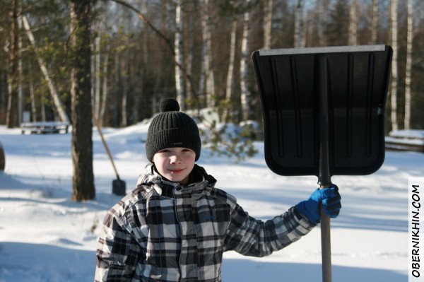 Саше досталась такая лопата!