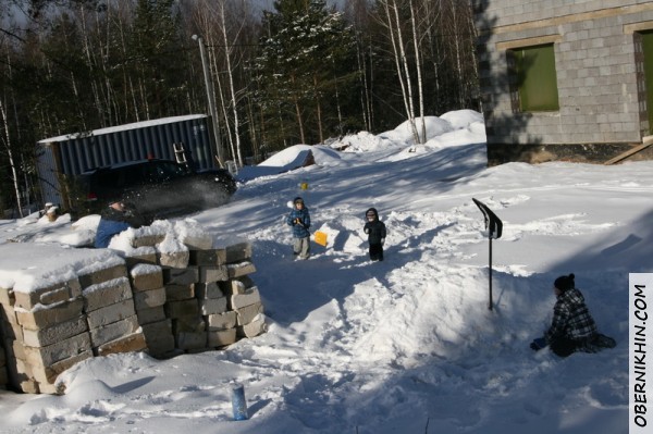 Перестрелка в снежки. Каждый в своей крепости