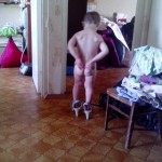примеряет